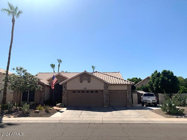 view of front facade featuring a garage