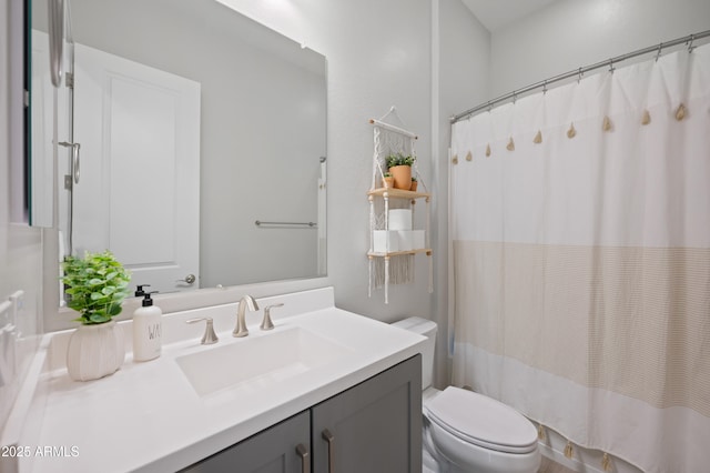 full bathroom featuring toilet, curtained shower, and vanity