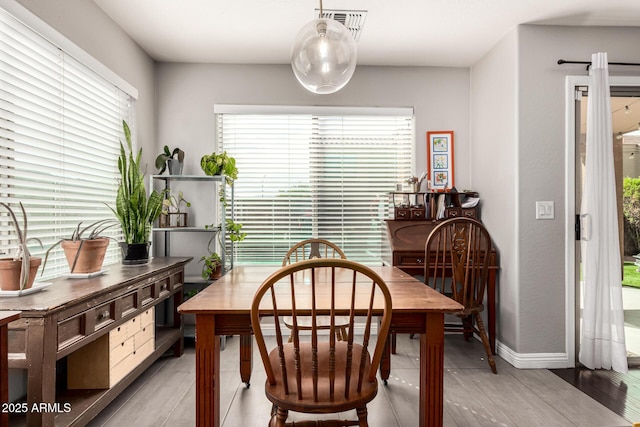 dining space with visible vents and baseboards