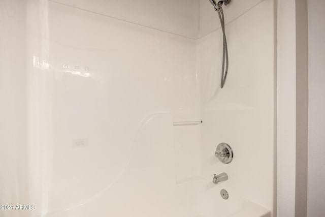 details with bathtub / shower combination