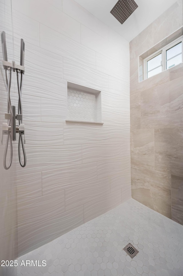 bathroom featuring a tile shower