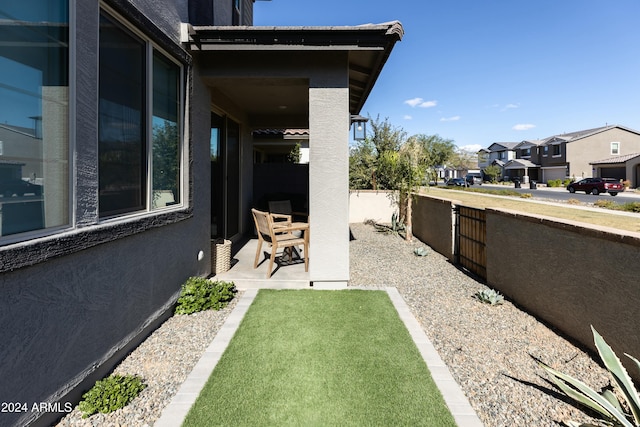 view of yard featuring a patio