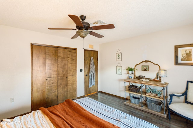 bedroom featuring ceiling fan, dark hardwood / wood-style flooring, and a closet