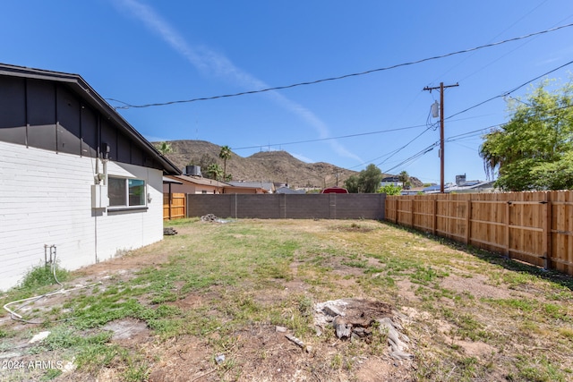 view of yard with a mountain view