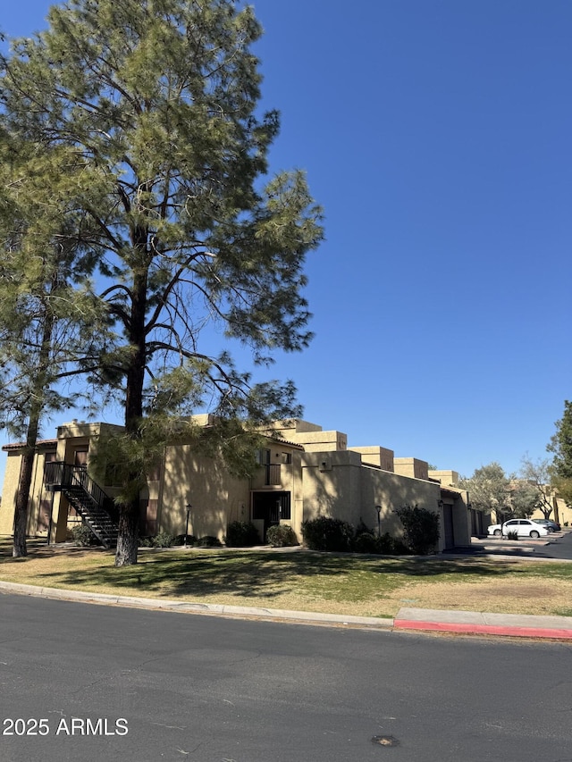 view of front facade featuring a front lawn and stucco siding