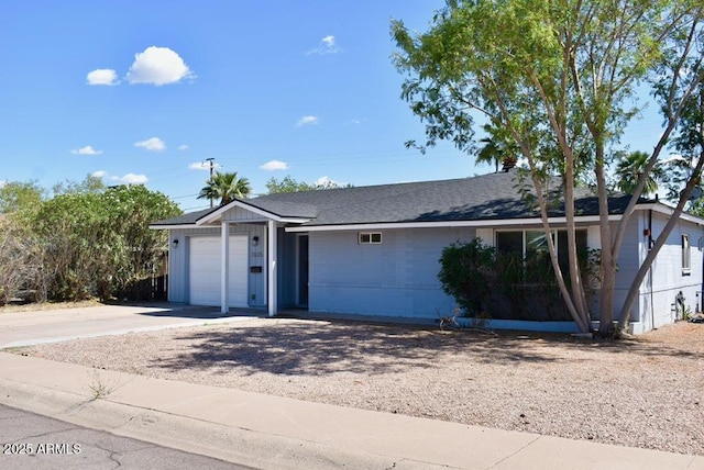 7635 E Verde Ln, Scottsdale, AZ 85251 - ranch-style house featuring driveway, roof with shingles, and a garage