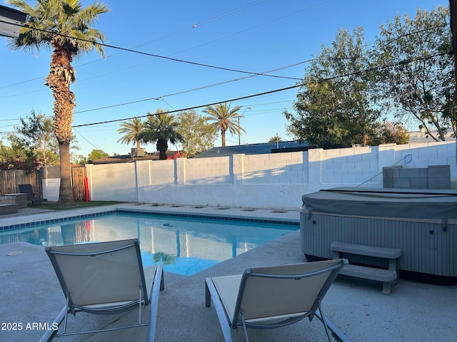 7635 E Verde Ln, Scottsdale, AZ 85251 - view of pool featuring a fenced in pool, a fenced backyard, and a hot tub