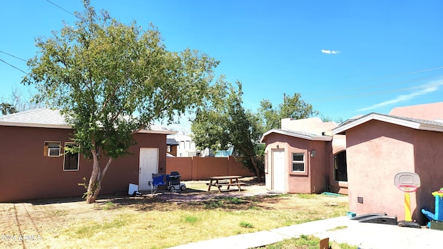 view of yard featuring a patio area