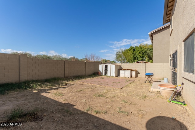 view of yard with a shed