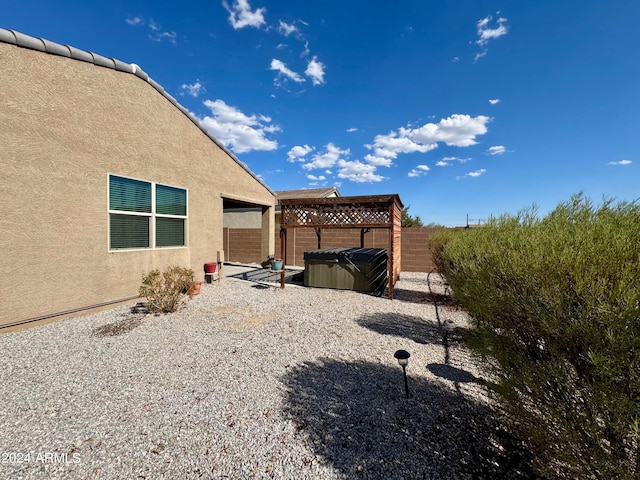 view of yard featuring a hot tub