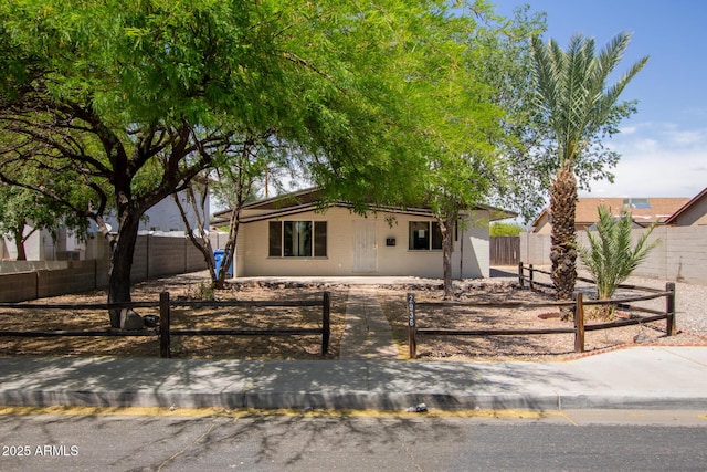 2936 E Beck Ln, Phoenix, AZ 85032 - ranch-style house featuring a fenced front yard