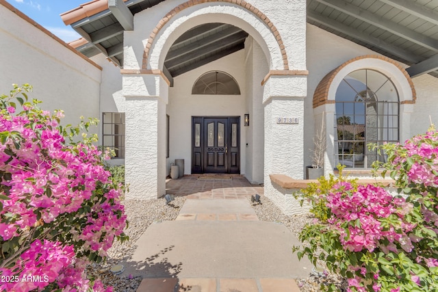view of exterior entry featuring stucco siding