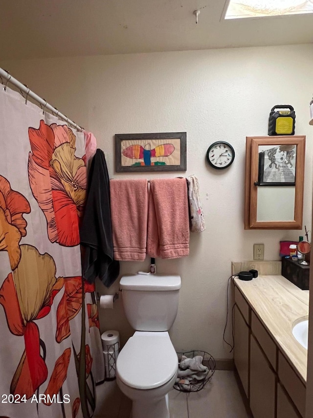 bathroom with a shower with curtain, vanity, and toilet