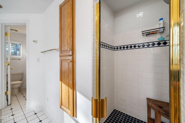 full bath with baseboards, tiled shower, toilet, and tile patterned floors