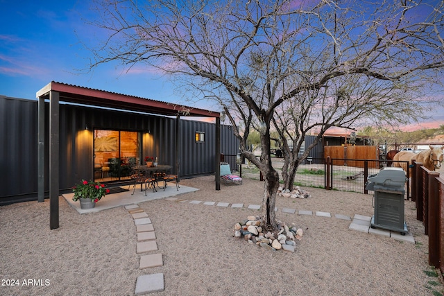 view of yard at dusk