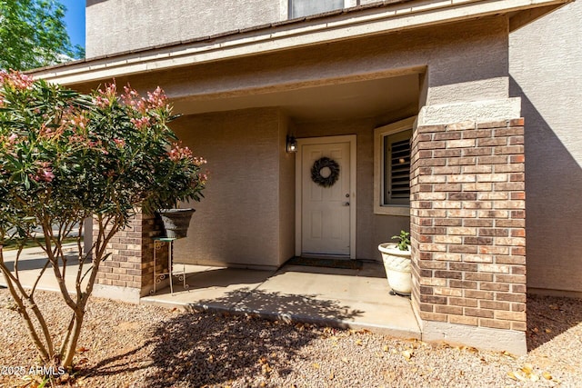 view of exterior entry featuring stucco siding