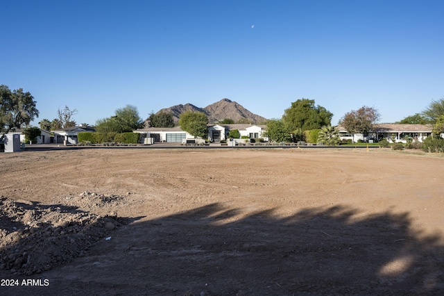 view of yard with a mountain view