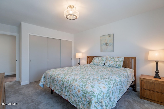 bedroom featuring carpet floors, baseboards, and a closet