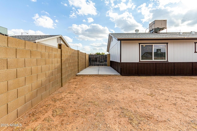 view of yard featuring a patio