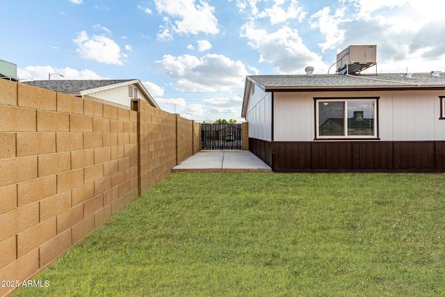 view of yard with a patio area