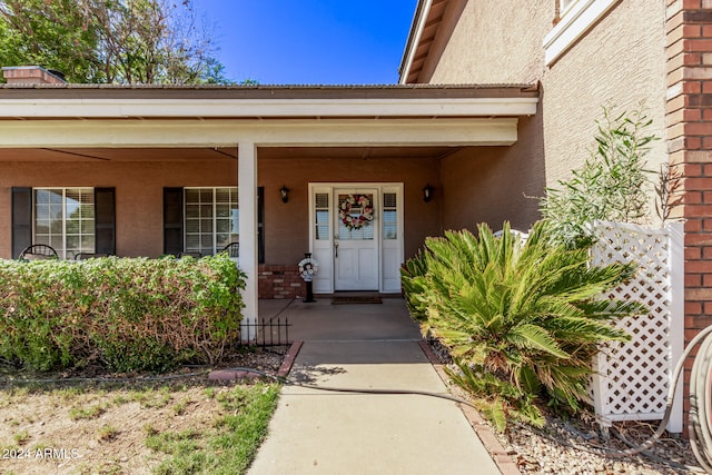 entrance to property featuring covered porch