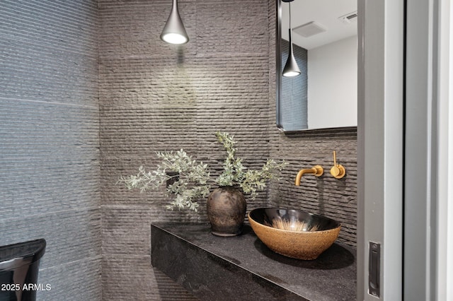 interior details featuring visible vents and a sink