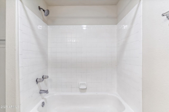 bathroom featuring tiled shower / bath combo