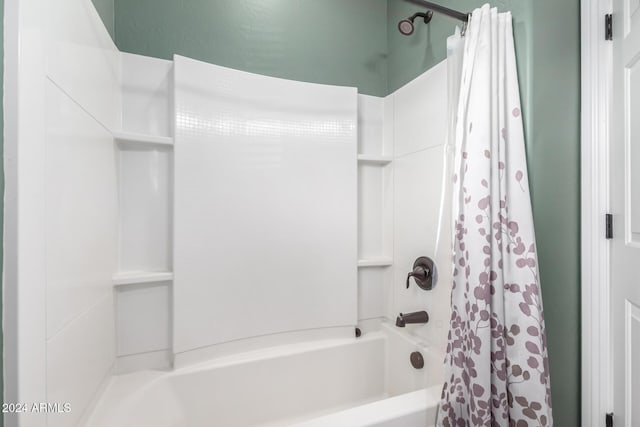 bathroom featuring shower / tub combo