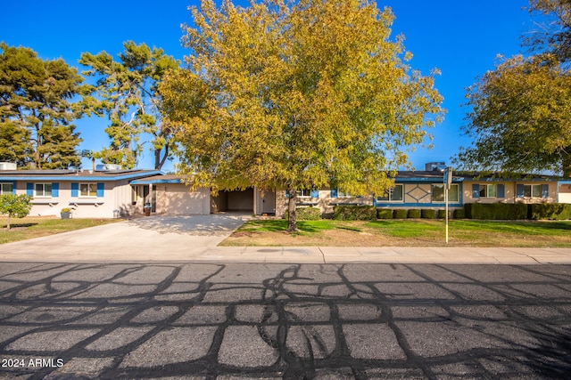 view of front of property with a front yard