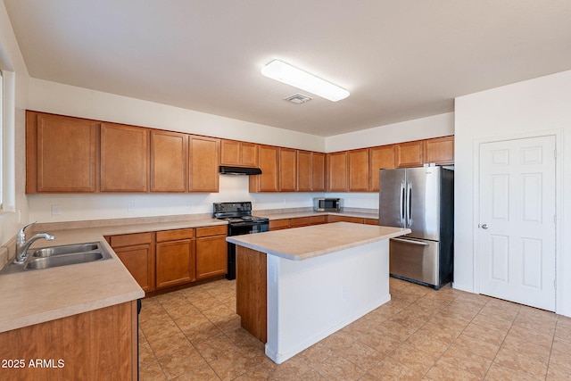 kitchen featuring sink, stainless steel appliances, and a kitchen island