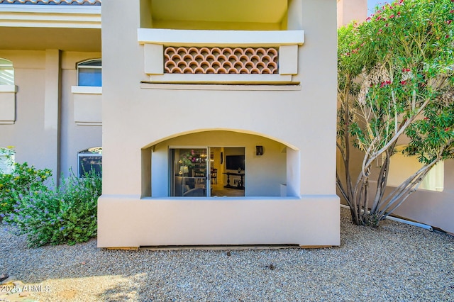 8653 E Royal Palm Rd Unit 1030, Scottsdale, AZ 85258 - back of property featuring stucco siding, a balcony, and a tile roof