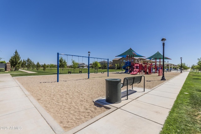 656 S Owl Dr, Gilbert, AZ 85296 - surrounding community featuring a yard
