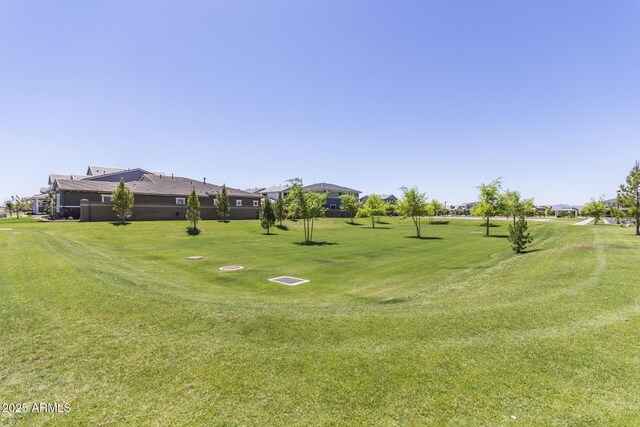 656 S Owl Dr, Gilbert, AZ 85296 - surrounding community featuring a lawn
