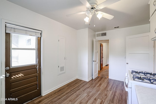 foyer with light wood-type flooring and ceiling fan