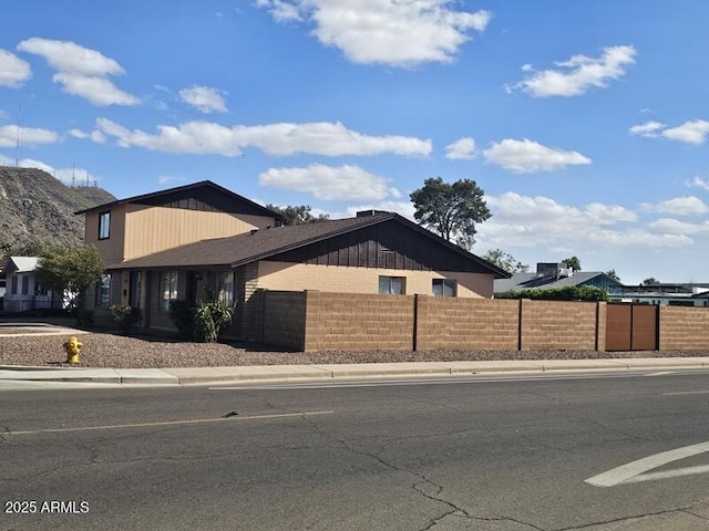 view of front of home with a fenced front yard