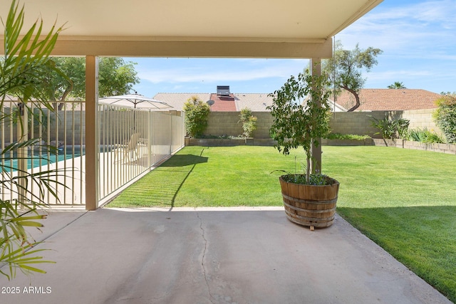view of yard featuring a patio