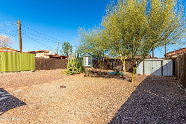 view of yard featuring a storage unit