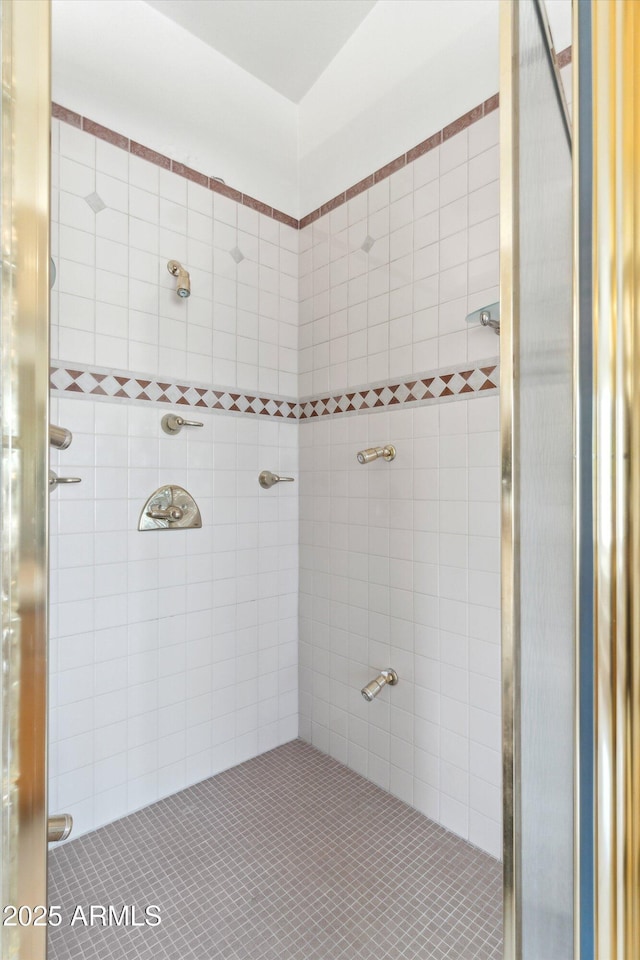 bathroom featuring a tile shower