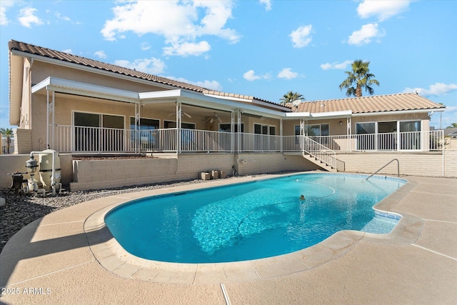 view of swimming pool