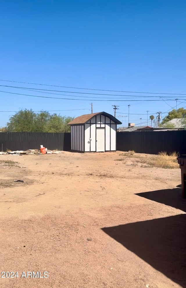 view of yard with an outbuilding