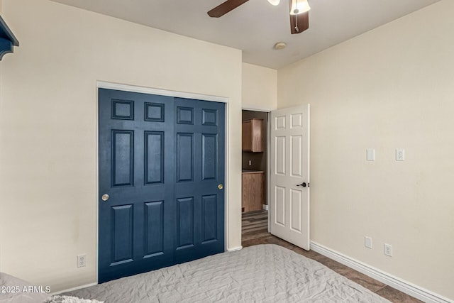bedroom featuring baseboards, a ceiling fan, and a closet