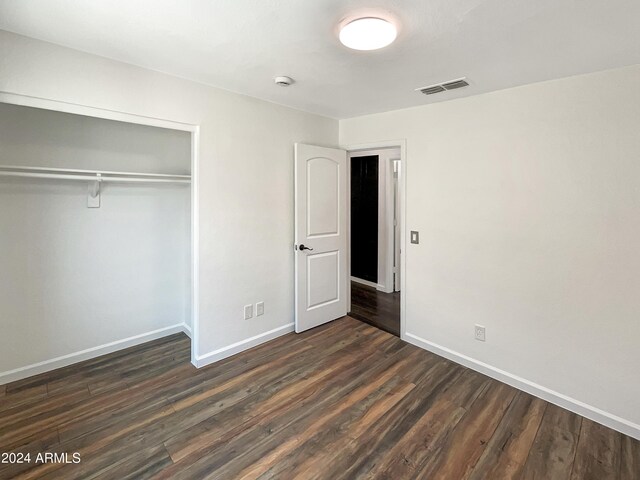 kitchen with ceiling fan, stainless steel appliances, sink, dark hardwood / wood-style floors, and kitchen peninsula