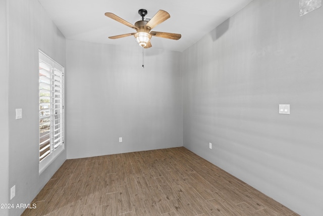 unfurnished room with light wood-type flooring and ceiling fan