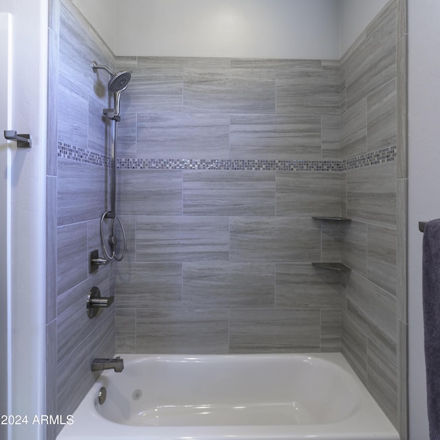 bathroom featuring tiled shower / bath