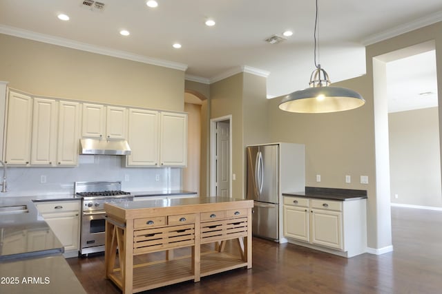 kitchen with under cabinet range hood, visible vents, stainless steel appliances, and ornamental molding