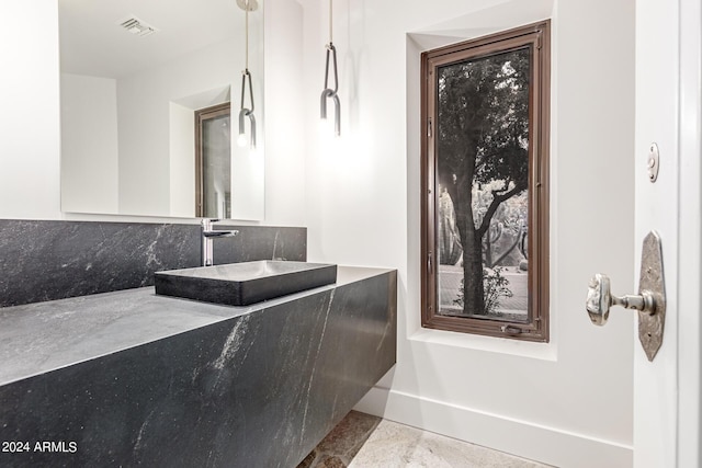 bathroom with vanity, visible vents, and baseboards