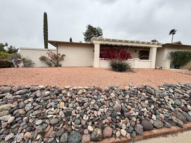 view of front facade featuring stucco siding