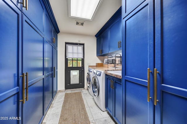 washroom featuring cabinets and washing machine and clothes dryer