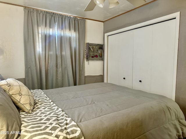 bedroom with a ceiling fan and a closet