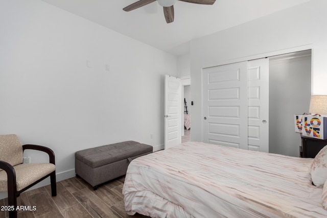 935 Calle Azul, Wickenburg, AZ 85390 - bedroom with ceiling fan, a closet, wood finished floors, and baseboards